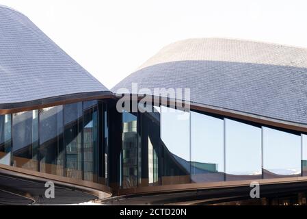 Coal Drops Yard by Heatherwick Studio ist ein Einzelhandelsviertel in London King's Cross, Großbritannien. Es wurde 2018 fertiggestellt und ist ein adaptives Wiederverwertungsprojekt ehemaliger Kohlelager. Stockfoto