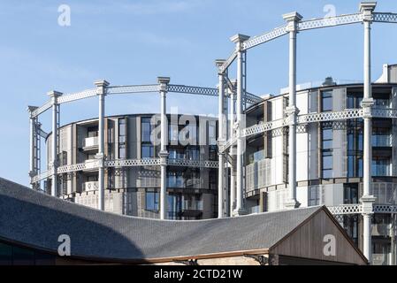 Coal Drops Yard by Heatherwick Studio ist ein Einzelhandelsviertel in London King's Cross, Großbritannien. Es wurde 2018 fertiggestellt und ist ein adaptives Wiederverwertungsprojekt ehemaliger Kohlelager. Wilkinson Eyre's Gasholders im Hintergrund. Stockfoto