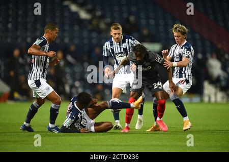 Brentfords Tariqe Fosu (Mitte) kämpft mit West Bromwich Albion Spielern während des Carabao Cup dritten Runde Match auf den Hawthorns, West Bromwich. Stockfoto