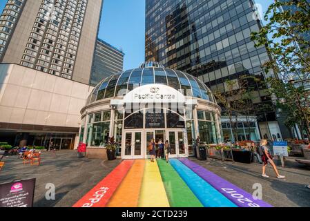 VANCOUVER - 10. AUGUST 2017: Pacific Centre Eingangsschild in Downtown Vancouver. Stockfoto