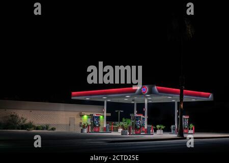 Eine Nachtaufnahme der Tankstelle 76 von Palm Springs Stockfoto