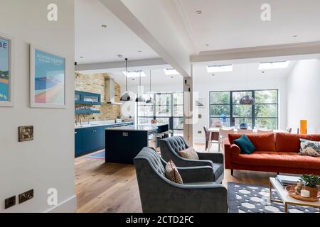 Offene geplante Küche und Wohnzimmer einer architektonisch gestalteten Erweiterung eines Familienhauses in North London, Großbritannien. Stockfoto