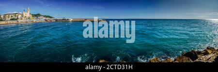 Blick auf das Küstendorf Sitges, Katalonien, Spanien Stockfoto