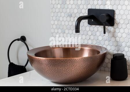 Messing und Kupfergeschirr Waschbecken im Badezimmer eines viktorianischen Hauses in South West London, Großbritannien Stockfoto