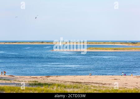 Menschen in Keegan Lighthouse Beach, Chatham , Massachusetts, USA Stockfoto