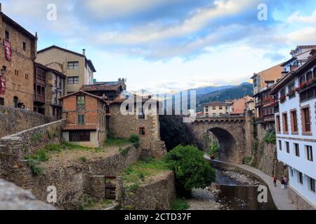 Altstadt von Potes, ein Dorf im Nationalpark Picos de Europa. Kantabrien. Spanien Stockfoto