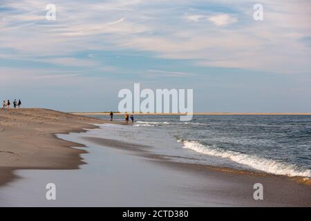 Menschen in Keegan Lighthouse Beach, Chatham , Massachusetts, USA Stockfoto