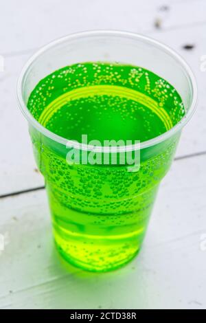 Glas georgischen kohlensäurehaltigen Softdrink Tarhun. Stockfoto