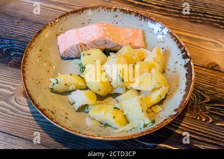 Teller Lachs mit gekochten Kartoffeln, in Sankt Petersburg, Russland. Stockfoto