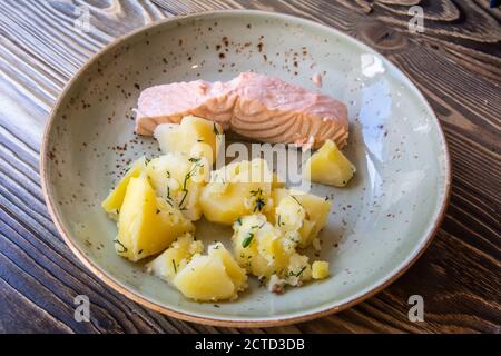 Teller Lachs mit gekochten Kartoffeln, in Sankt Petersburg, Russland. Stockfoto