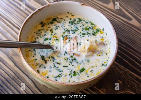 Fischsuppe, bekannt als finnischer Kalakeitto, in Sankt Petersburg, Russland. Stockfoto