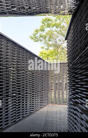 Serpentine Pavilion 2018 der mexikanischen Architektin Frida Escobedo, installiert vor der Serpentine Gallery, Kensington Gardens, London, UK. Stockfoto