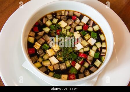 Teller der russischen kalten Suppe Okroschka mit Kwass. Stockfoto