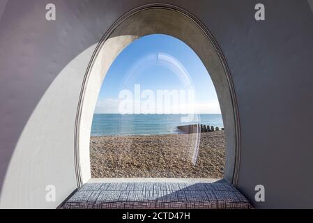 The Spy Glass, eine postmoderne, rotierende Strandhütte, die 2017 an der Küste von Eastbourne, Großbritannien, installiert wurde. Design von Jak Studio. Stockfoto