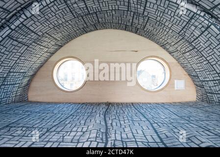 The Spy Glass, eine postmoderne, rotierende Strandhütte, die 2017 an der Küste von Eastbourne, Großbritannien, installiert wurde. Design von Jak Studio. Stockfoto