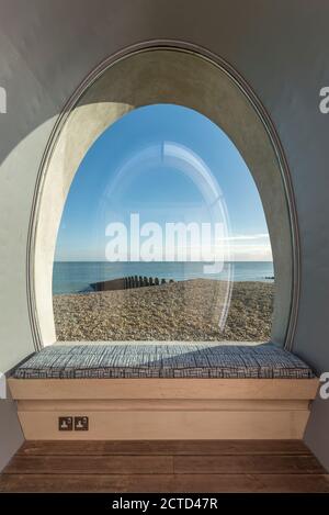 The Spy Glass, eine postmoderne, rotierende Strandhütte, die 2017 an der Küste von Eastbourne, Großbritannien, installiert wurde. Design von Jak Studio. Stockfoto