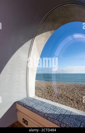 The Spy Glass, eine postmoderne, rotierende Strandhütte, die 2017 an der Küste von Eastbourne, Großbritannien, installiert wurde. Design von Jak Studio. Stockfoto