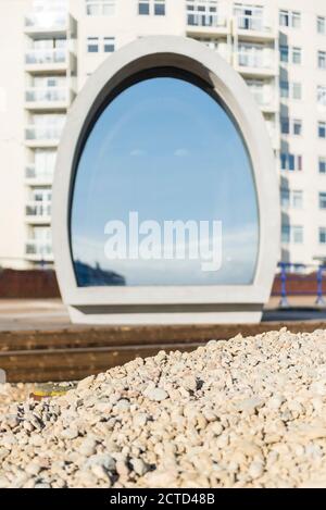 The Spy Glass, eine postmoderne, rotierende Strandhütte, die 2017 an der Küste von Eastbourne, Großbritannien, installiert wurde. Design von Jak Studio. Stockfoto