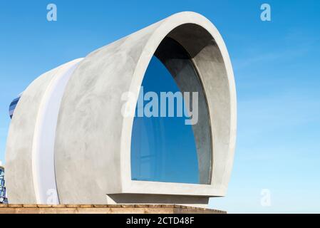 The Spy Glass, eine postmoderne, rotierende Strandhütte, die 2017 an der Küste von Eastbourne, Großbritannien, installiert wurde. Design von Jak Studio. Stockfoto