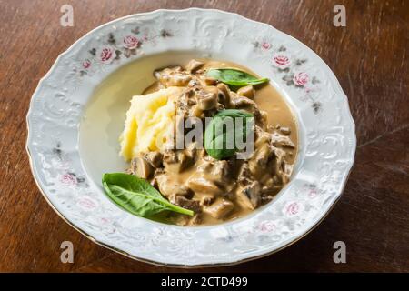 Platte aus Rindfleisch Stroganoff mit Kartoffelpüree und Gemüse in Moskau, Russland. Stockfoto