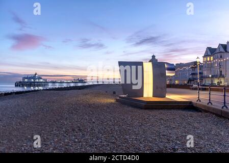 The Spy Glass, eine postmoderne, rotierende Strandhütte, die 2017 an der Küste von Eastbourne, Großbritannien, installiert wurde. Design von Jak Studio. Stockfoto