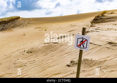 Zugang verboten Zeichen oder Symbol auf Sandhügel Dünen, stoppen, kein Eintritt, kein Spaziergang, Erosion, Wüstenbildung, globale Erwärmung Stockfoto