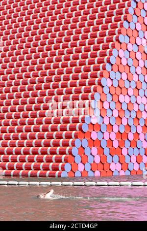 Die London Mastaba von Christo und Jeanne-Claude ist eine temporäre Skulptur im Hyde Park, die aus horizontal gestapelten Fässern auf einer schwimmenden Plattform in Serpentine Lake besteht. Installiert für den Sommer 2018 in London, Großbritannien. Stockfoto