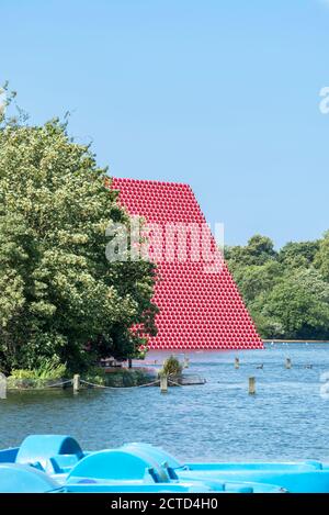 Die London Mastaba von Christo und Jeanne-Claude ist eine temporäre Skulptur im Hyde Park, die aus horizontal gestapelten Fässern auf einer schwimmenden Plattform in Serpentine Lake besteht. Installiert für den Sommer 2018 in London, Großbritannien. Stockfoto