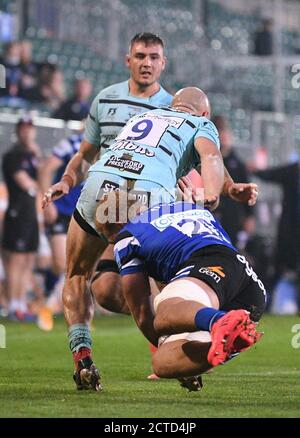 Erholungsgebiet, Bath, Somerset, Großbritannien. September 2020. Englische Premiership Rugby, Bath versus Gloucester; Miles Reid of Bath Tackles Willi Heinz of Gloucester Credit: Action Plus Sports/Alamy Live News Stockfoto