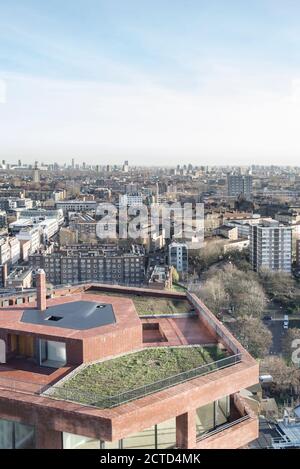 Hoxton Press ist ein Wohnprojekt an der südwestlichen Ecke des Colville Estate, einer Wohnsiedlung in Hackney, East London. Die beiden Wohntürme von David Chipperfield Architects, jeweils 16 und 20 Stockwerke, sind Teil dieses Masterplans und wurden von Anthology in Auftrag gegeben. Das Projekt wurde Ende 2018 abgeschlossen. Hoxton, London, Großbritannien. Stockfoto