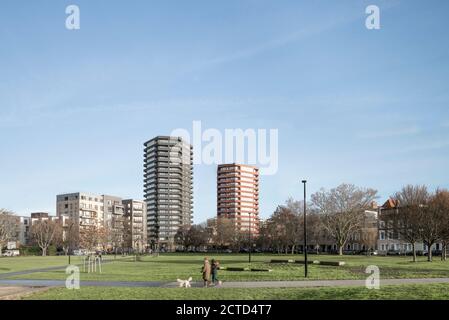 Hoxton Press ist ein Wohnprojekt an der südwestlichen Ecke des Colville Estate, einer Wohnsiedlung in Hackney, East London. Die beiden Wohntürme von David Chipperfield Architects, jeweils 16 und 20 Stockwerke, sind Teil dieses Masterplans und wurden von Anthology in Auftrag gegeben. Das Projekt wurde Ende 2018 abgeschlossen. Hoxton, London, Großbritannien. Stockfoto