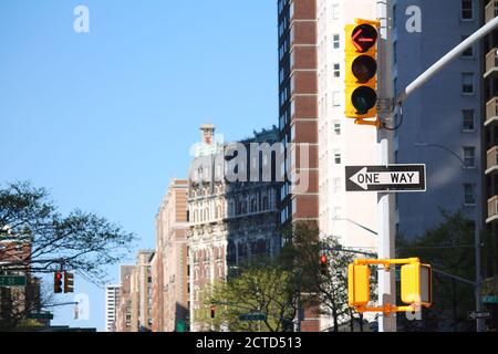 Das Einbahnschild und die Ampel Stockfoto