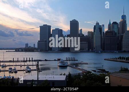 Der Sonnenuntergang über Downtown Manhattan von Brooklyn Heights Stockfoto