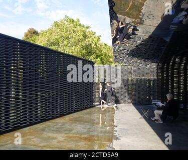 Der Innenraum des Serpentine Pavilion 2018 auf dem Rasen der Serpentine Gallery in Kensington Gardens, London. Entworfen von der mexikanischen Architektin Frida Escobedo. Stockfoto