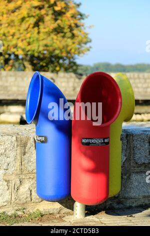 Farbcodierte Recycling-Behälter in Italien. Stockfoto