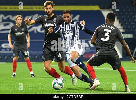 West Bromwich Albions Hal Robson-Kanu (Mitte) kämpft mit Brentfords Charlie Goode (links) und Rico Henry während des Carabao Cup-Spiels in den Hawthorns, West Bromwich, um den Ball. Stockfoto