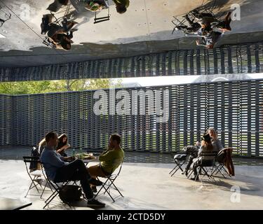 Der Innenraum des Serpentine Pavilion 2018 auf dem Rasen der Serpentine Gallery in Kensington Gardens, London. Entworfen von der mexikanischen Architektin Frida Escobedo. Stockfoto