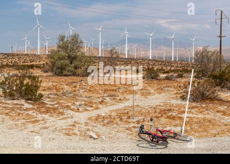 Eine Tagesaufnahme der San Gorgonio Pass Windfarm und Wüstenlandschaft, Palm Springs, Kalifornien, USA. Stockfoto