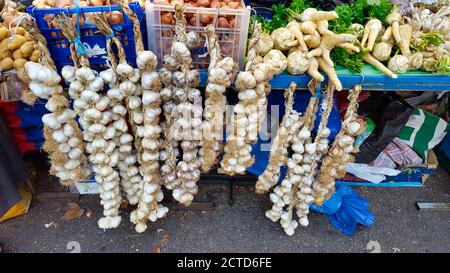 Einige frische Knoblauch und andere Bio-Gemüse auf einem Markt in Split, kroatien Stockfoto