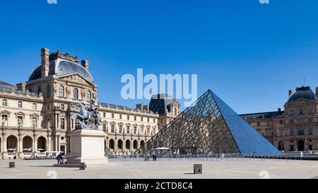 Paris, Frankreich - September 21 2020: Das Louvre Museum ist ein ehemaliger historischer Palast mit einer riesigen Kunstsammlung, von römischen Skulpturen bis zu da Vincis 'Mons Stockfoto