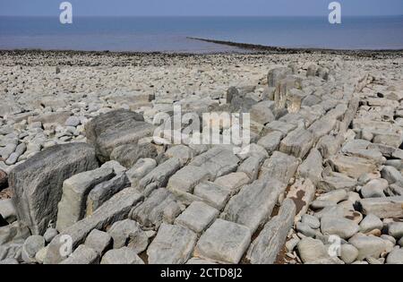 Die Überreste der Lilstock Harbour Wellenbrecher in der Nähe von Kilve in Somerset Stockfoto