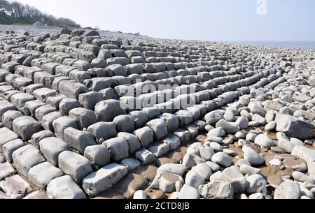 Die Überreste der Lilstock Harbour Wellenbrecher in der Nähe von Kilve in Somerset Stockfoto