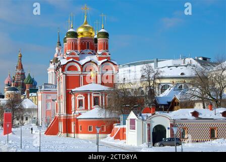 Winteransicht der Kathedrale der Ikone der Gottesmutter "das Zeichen" des ehemaligen Znamenski Klosters auf Varvarka. Moskau, Russland Stockfoto