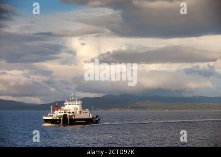 Eine kleine CalMac Fähre, die zwischen Oban und Mull fährt Stockfoto