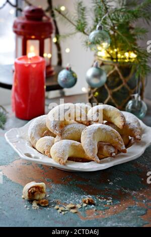 Deutsche und österreichische traditionelle Halbmondkekse mit Nussfüllung. Vanillekipferl ist ein halbmondförmiges Gebäck, das zu Weihnachten hergestellt wird. Urlaub Backen c Stockfoto