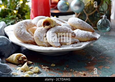 Deutsche und österreichische traditionelle Halbmondkekse mit Nussfüllung. Vanillekipferl ist ein halbmondförmiges Gebäck, das zu Weihnachten hergestellt wird. Urlaub Backen c Stockfoto