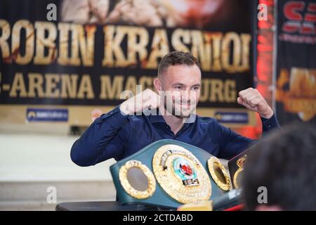 Dominic Bösel bei der Pressekonferenz Deutsche Meisterschaft im Schwestegewicht in Der Veranstaltungsstätte Johanniskirche in Magdeburg,22.9.2020 Stockfoto