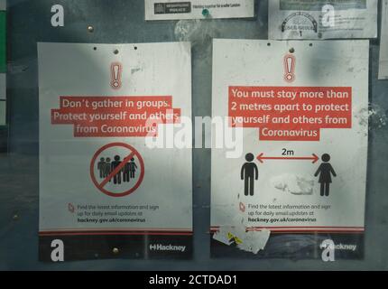 Kinder gehen auf einem Spielplatz zur Schule, es sind Einschränkungen fällig An Coronavirus/Covid-19 Pandemie in London, England, Großbritannien Stockfoto