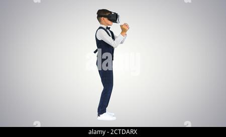 Junge in formeller Kleidung spielen das Schwert Spiel in virtuellen Reality gog Stockfoto
