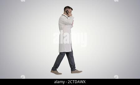 Arzt ruft per Telefon zu Fuß auf Steigung Hintergrund. Stockfoto